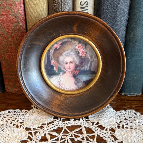 Vintage Round Wood Small Picture of Victorian Lady - Picture 4 of 13